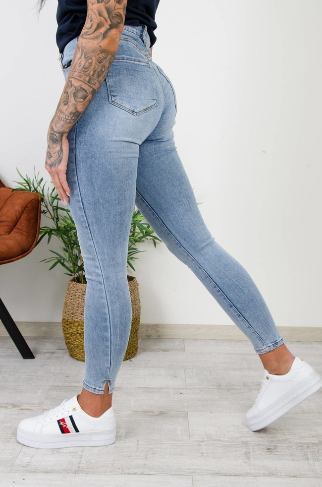 JASNE SPODNIE JEANSOWE PUSH UP ZE WSTĄŻKĄ-WYSOKI STAN