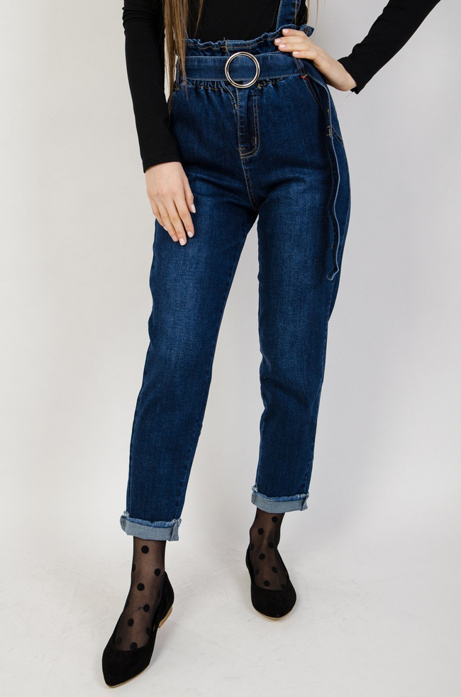 Ciemne spodnie jeansowe typu ogrodniczki z paskiem