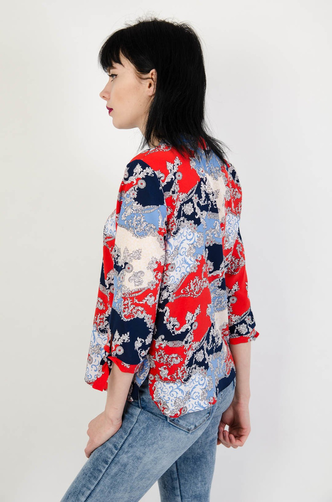 Wzorzysta bluzka z wiązaniem przy dekolcie