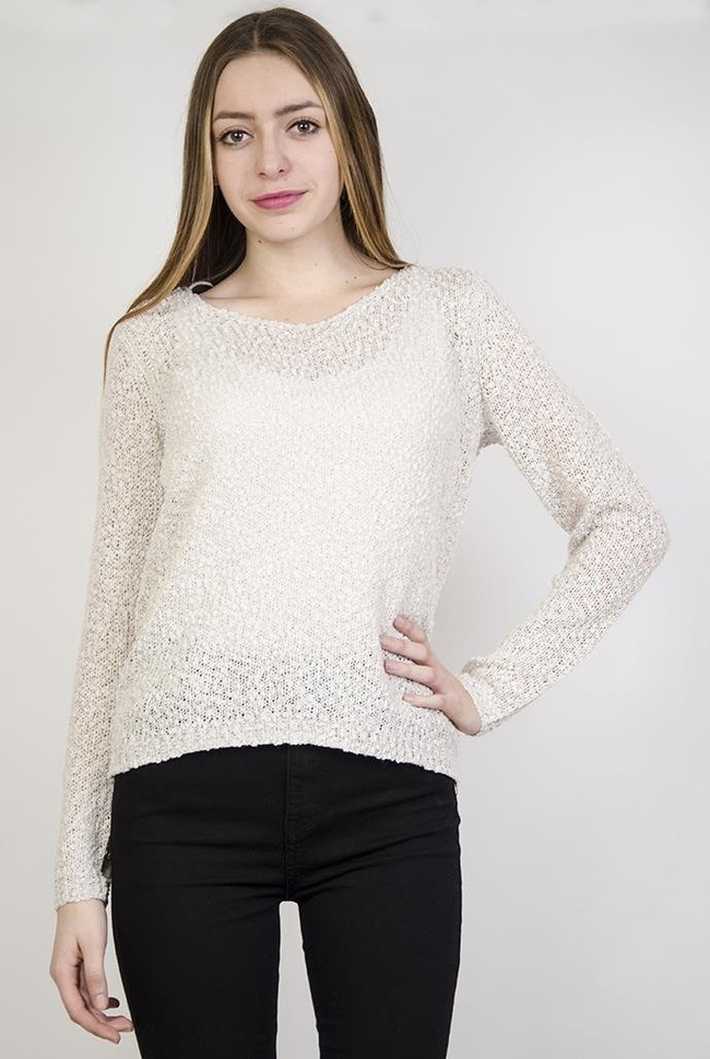 Beżowy sweterek o prostym kroju