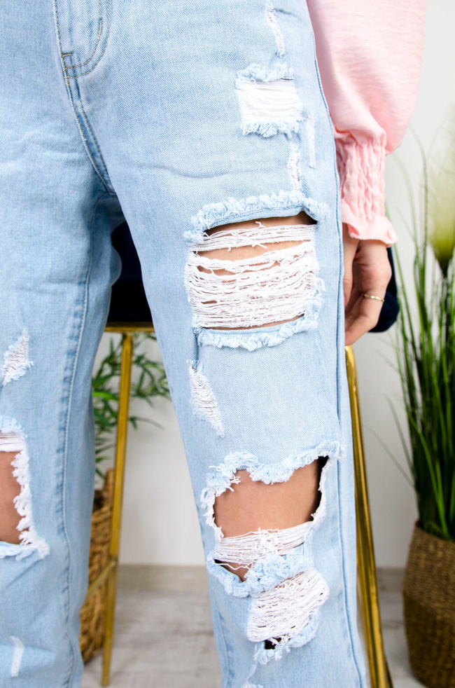 JASNE JEANSY MOM FIT Z DZIURAMI-WYSOKI STAN