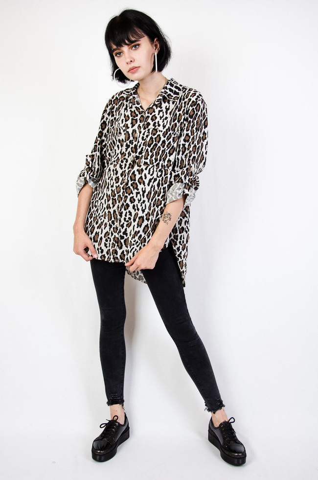 Asymetryczna koszula w panterkę z podwijanymi rękawami