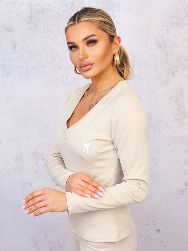 BLUZKA PRĄŻKOWANA Z DEKOLTEM W SZPIC I OZDOBNĄ APLIKACJĄ- BEŻOWA