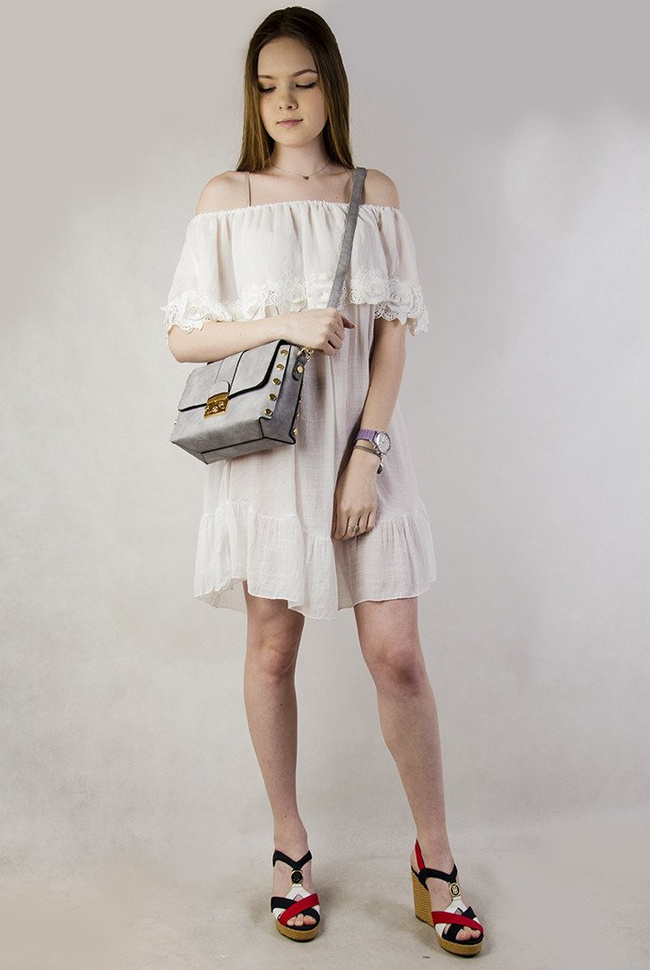 Biała sukienka z hiszpańskim dekoltem