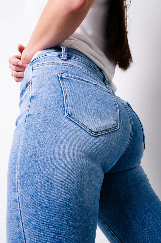 SPODNIE JASNE JEANSOWE IDEALNIE PRZYLEGAJĄCE