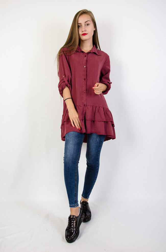 Bordowa koszula z podwijanymi rękawami oraz falbanką na dole