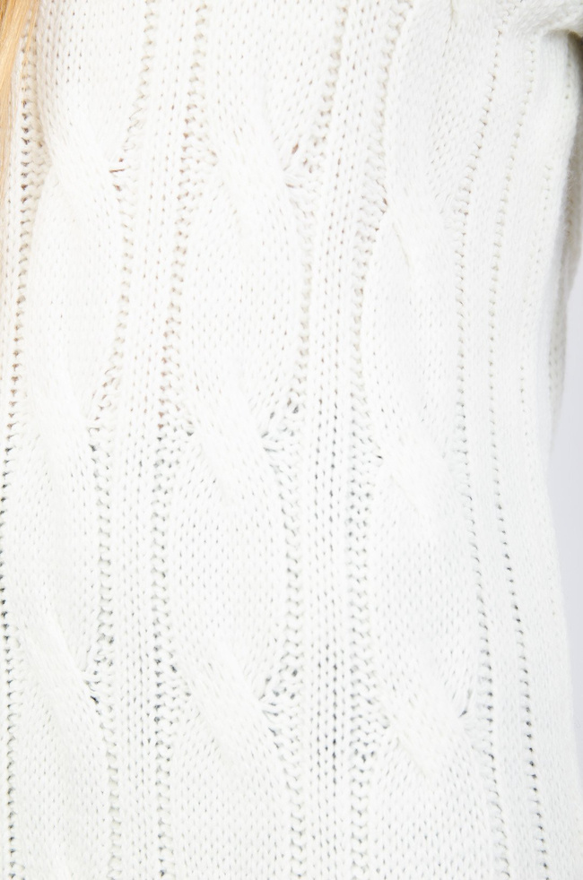 BIAŁA SWETERKOWA SUKIENKA Z CEKINOWYMI RĘKAWAMI