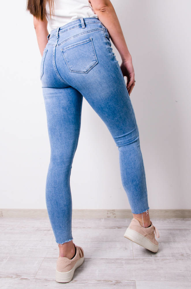 SPODNIE JASNE JEANSOWE IDEALNIE PRZYLEGAJĄCE