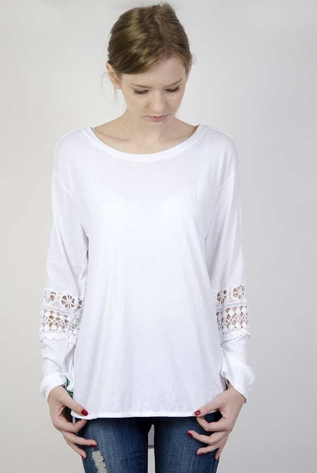 Biała bluzka z pięknymi zdobieniami na ramionach