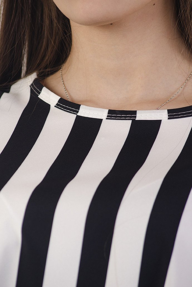 Bluzka w czarno białe pasy z przedłużanym tyłem
