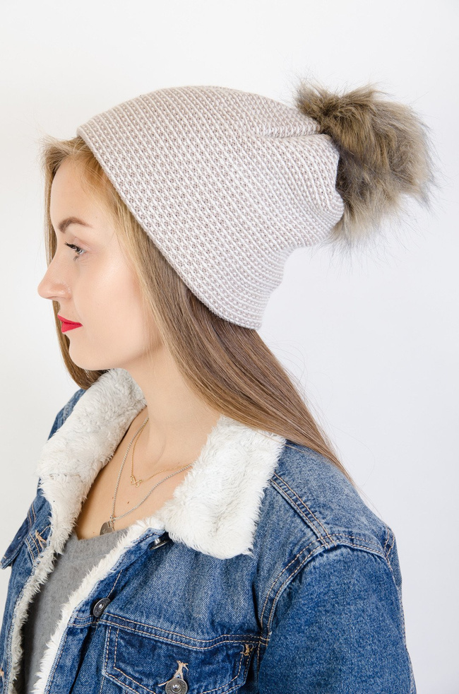 Beżowa czapka przeszywana białą nitką z pomponem