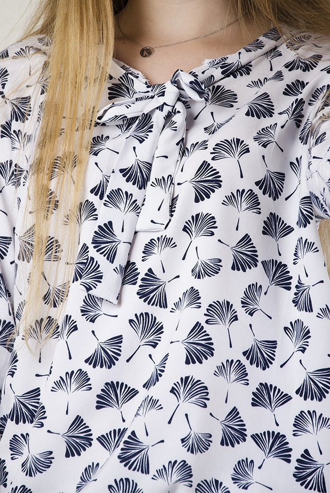 Biała bluzka z wiązaniem, w granatowe palemki