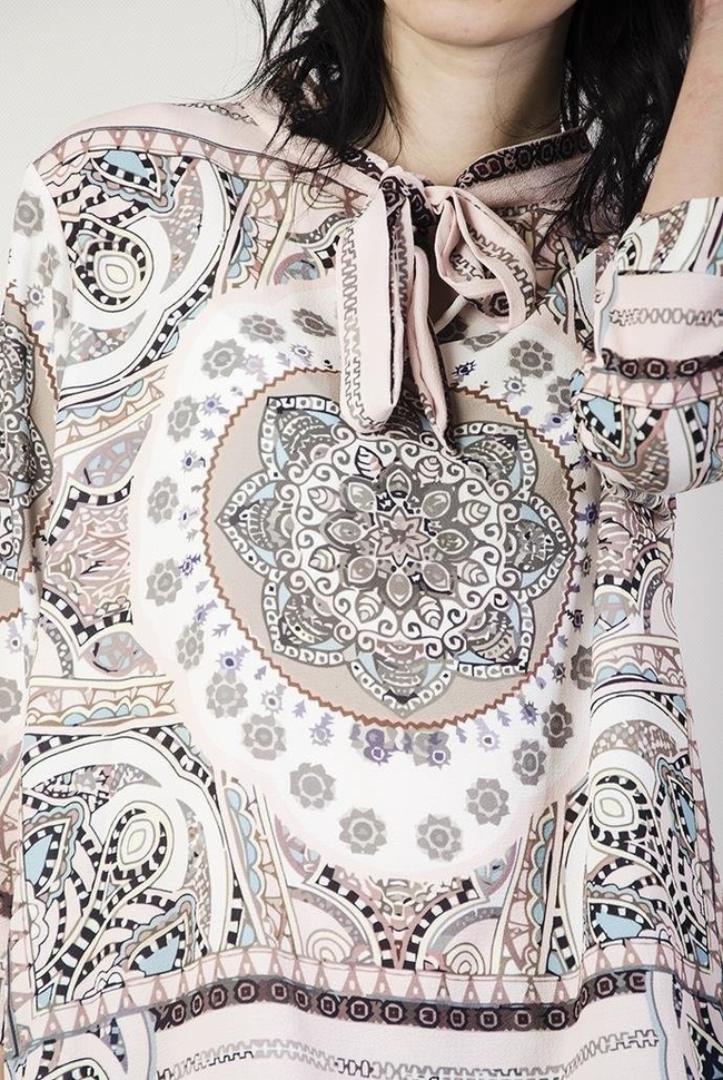 Wzorzysta bluzka z wiązaniem przy szyi