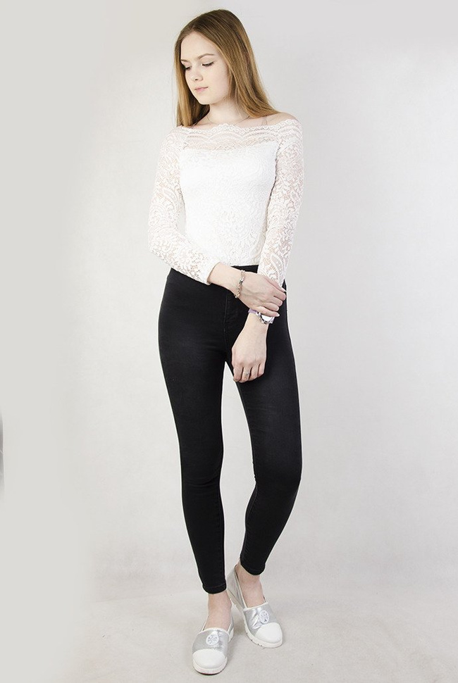 Białe koronkowe body