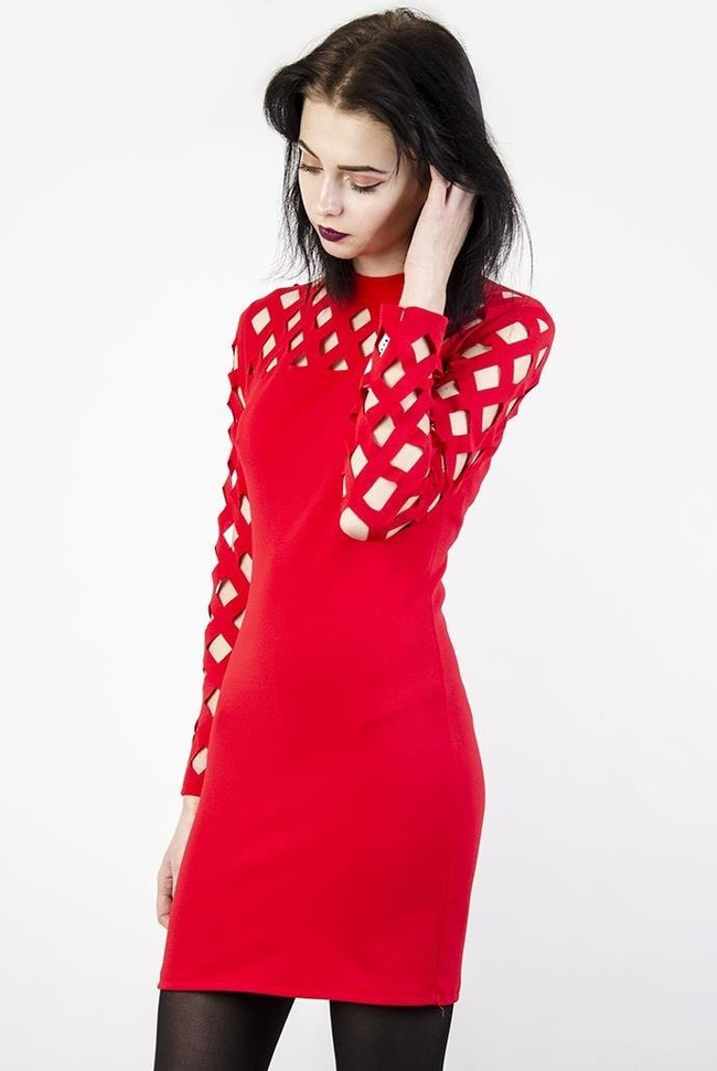 Czerwona przylegająca sukienka z wycięciami