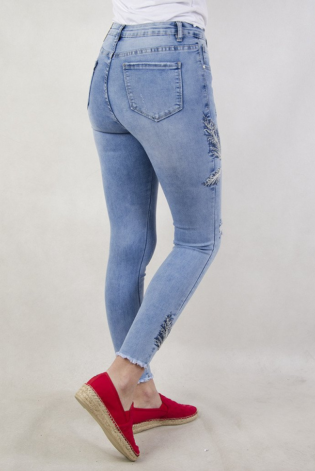 Jasne spodnie jeansowe z wyszywanymi piórkami