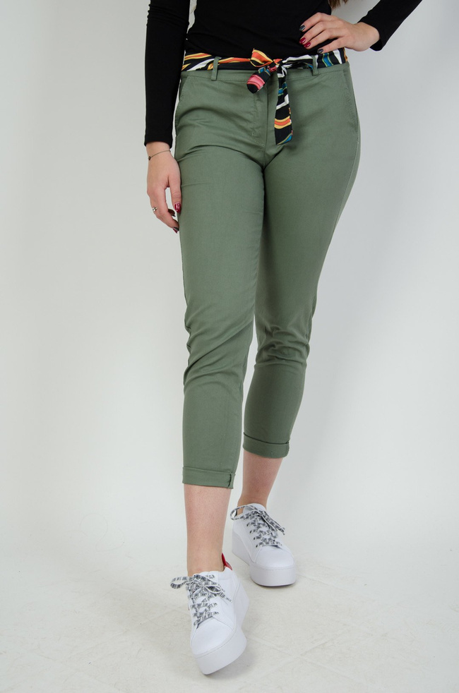 Zielone materiałowe spodnie z kolorowym paskiem