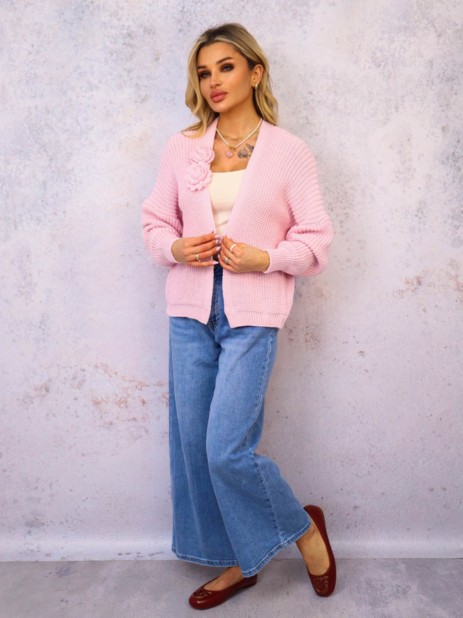 KRÓTKI KARDIGAN Z PRZYPINANYMI KWIATAMI- JASNORÓŻÓWY