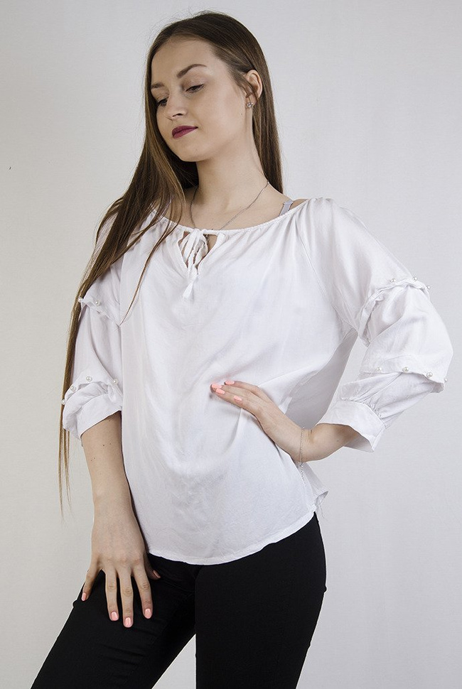 Biała bluzka z pufkami przy rękawach i koralikami
