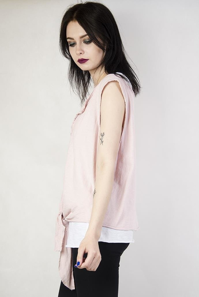 Jasnoróżowa bluzka zapinana na guziki, z bokserką