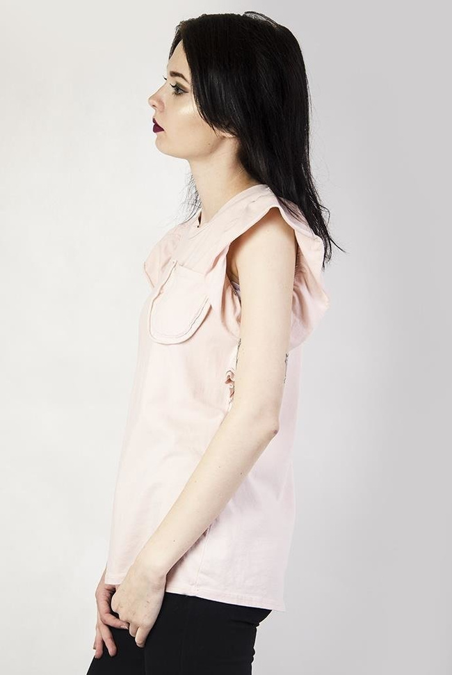 Jasnoróżowa bluzka z kieszonką i falbankami