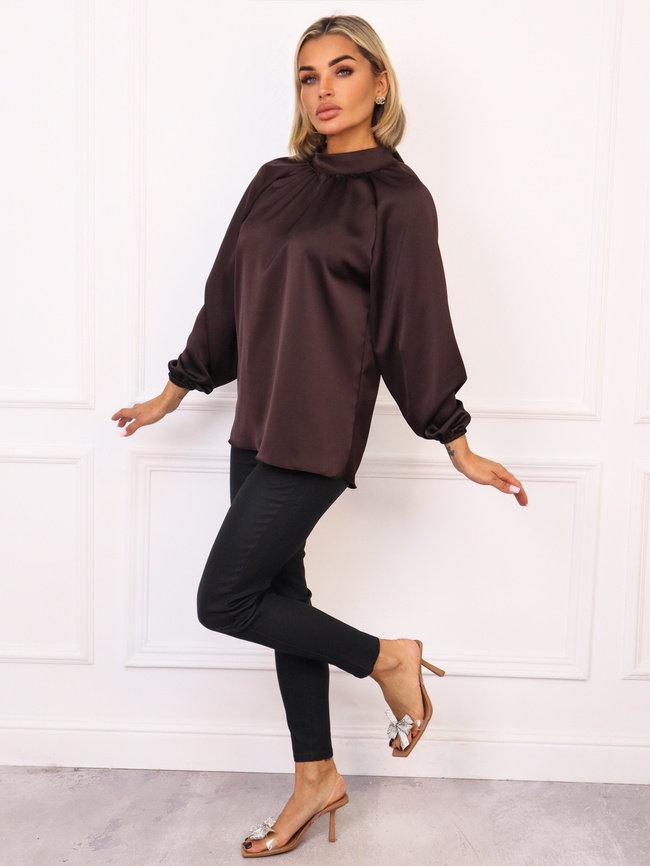 SATYNOWA BLUZKA ZE STÓJKĄ I RĘKAWAMI Z GUMKĄ- CZEKOLADOWA