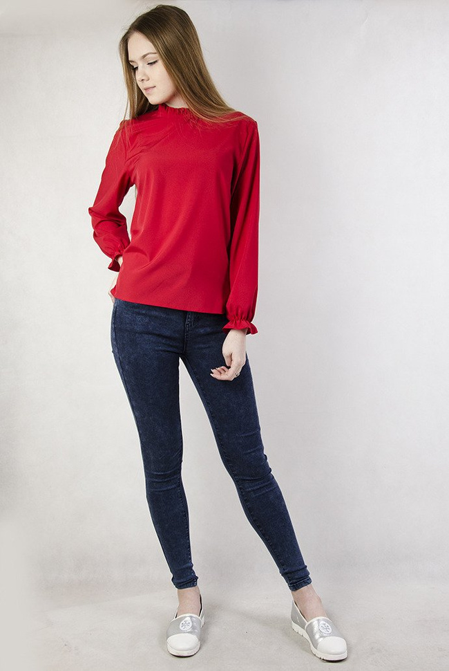 Czerwona bluzka z falbanką przy szyi