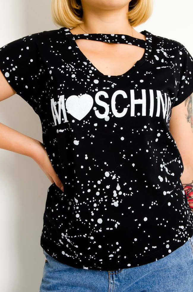 CZARNY T-SHIRT W BIAŁE PLAMKI Z NAPISEM -WYCIĘCIE W DEKOLCIE