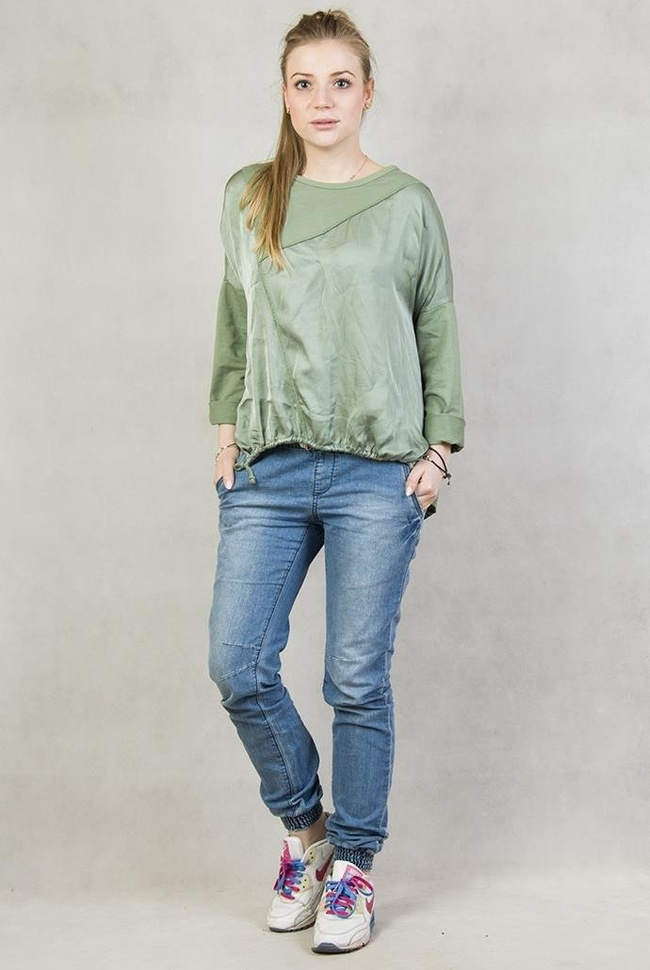 Zielona, asymetryczna bluzka z satyną