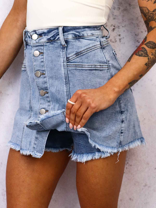 JEANSOWE SPÓDNICO-SPODENKI Z PRZESZYCIAMI ZAPINANE NA GUZIKI