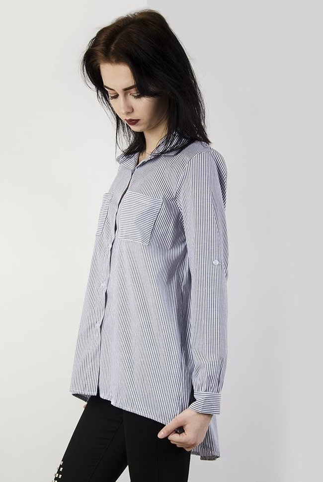 Szara koszula w paski, zapinana na guziki, z kieszonkami