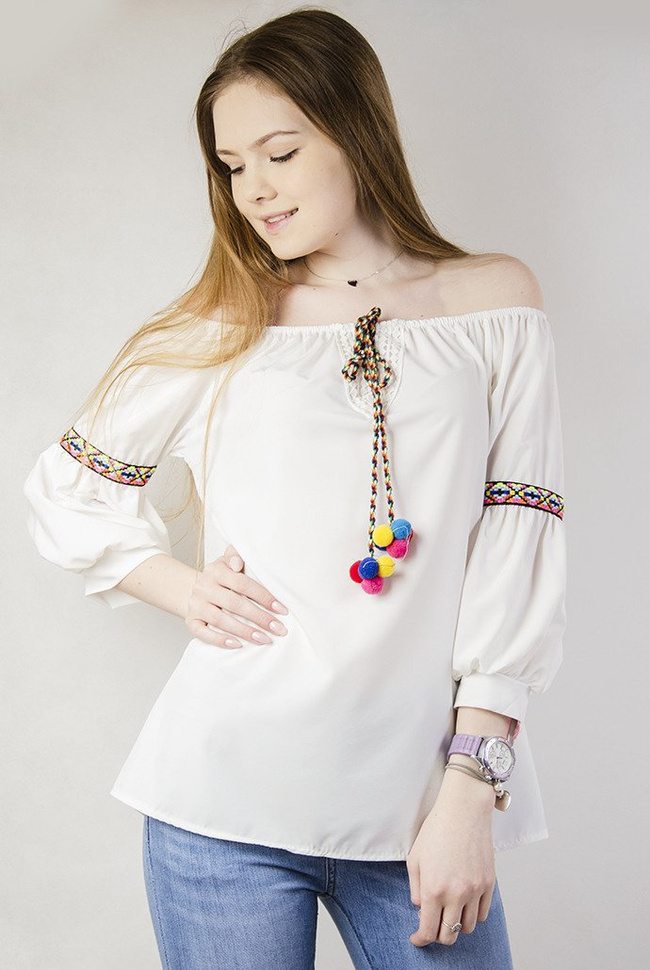 Biała bluzka hiszpanka z pomponami