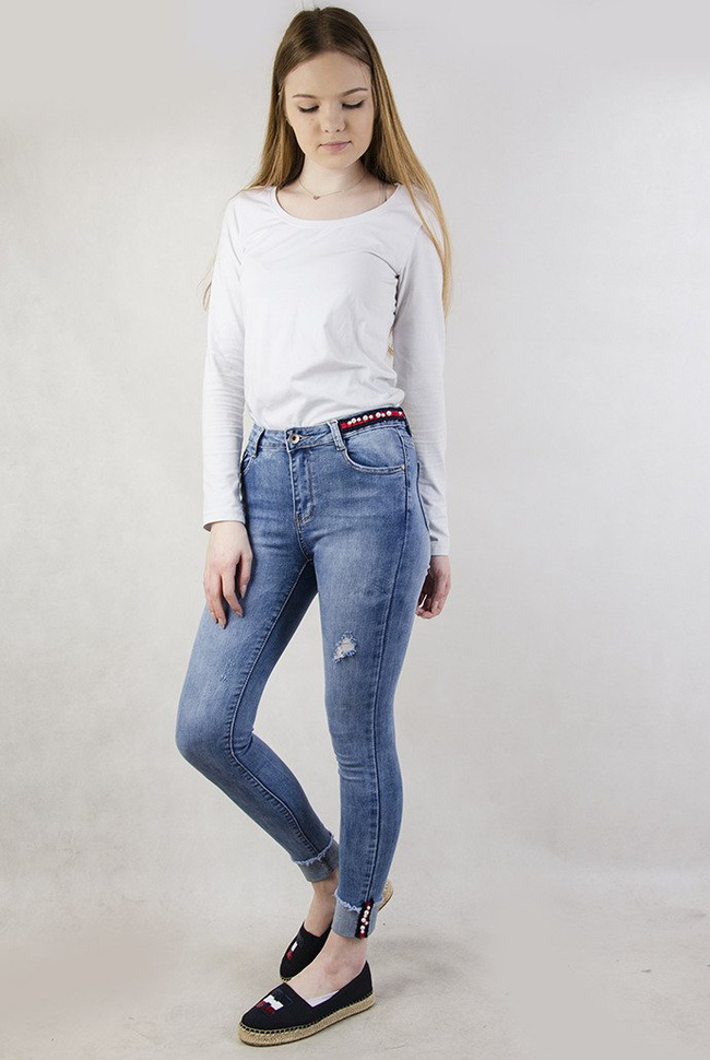 Spodnie jeansowe z ozdobami oraz wywinięta nogawką