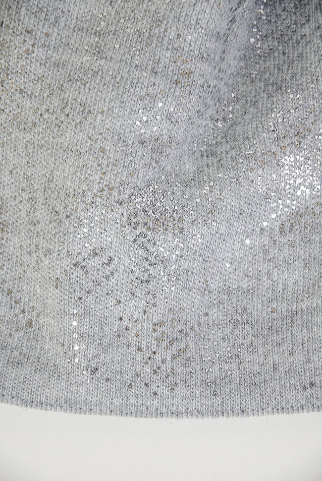 Jasnoszara czapka z pomponem, nakrapiana srebrnym brokatem