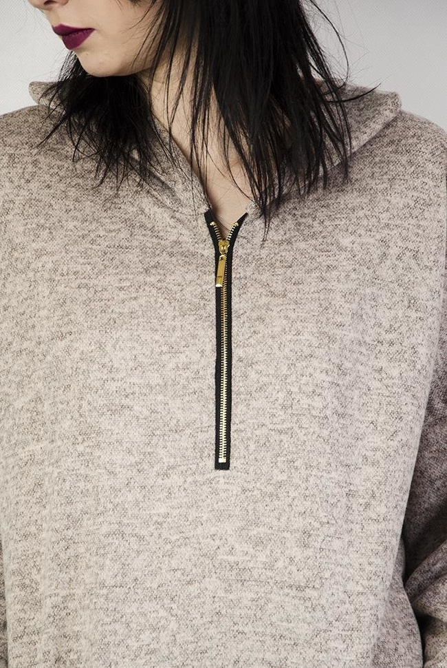 Beżowa bluzka typu kangurka, z zamkiem w dekolcie