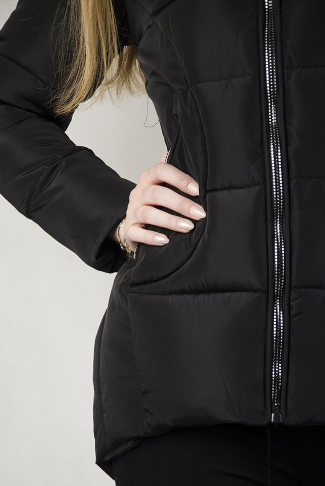 Czarna asymetryczna kurtka z pikowaniem oraz futerkiem przy kapturze