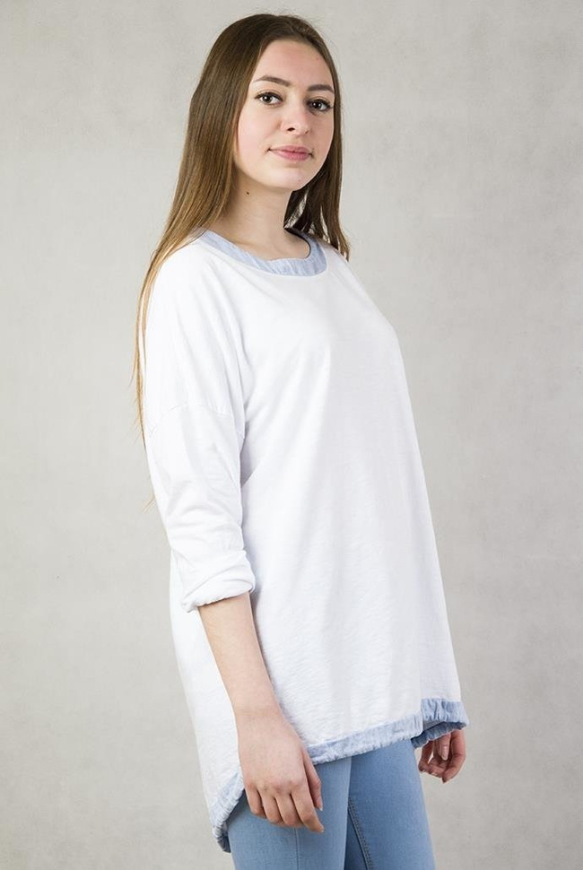 Asymetryczna biała bluzka ściągana oraz wiązana na dole