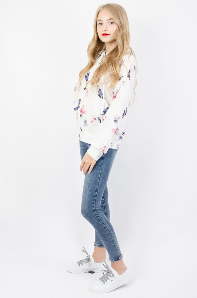 BIAŁA BLUZA Z KAPTUREM Z MOTYWEM KWIATOWYM