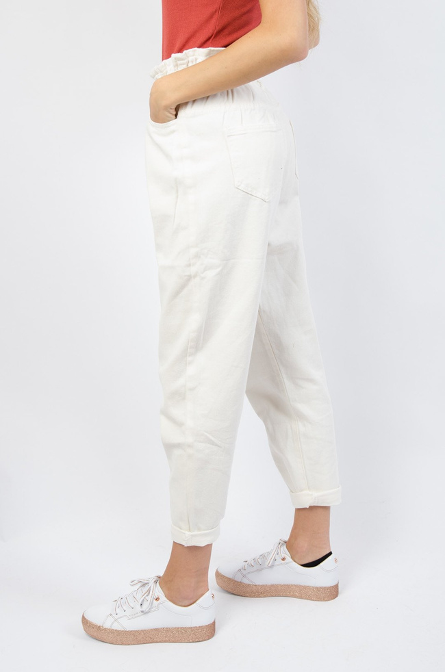 BIAŁE SPODNIE MOM JEANS Z GUMĄ W PASIE-WYSOKI STAN