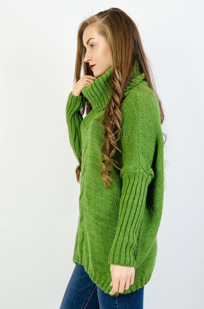 Zielony asymetryczny sweter typu nietoperz z golfem