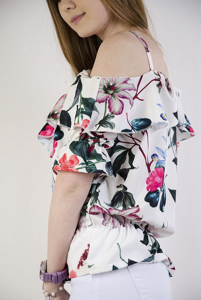 Biała zwiewna bluzka w kwiaty