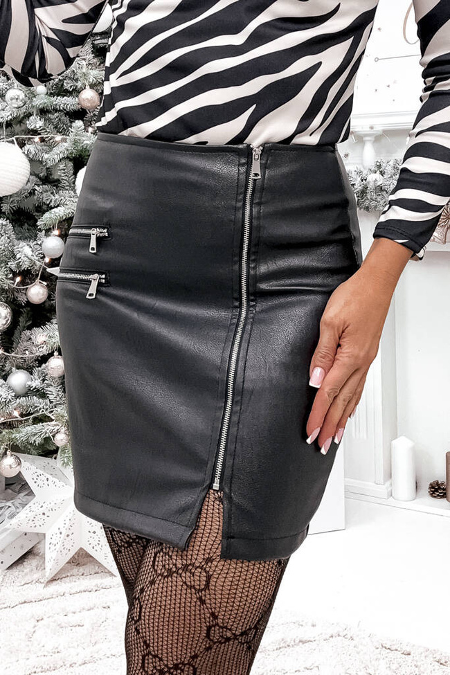 SPÓDNICA MINI WOSKOWANA Z OZDOBNYMI ZAMKAMI- CZARNA