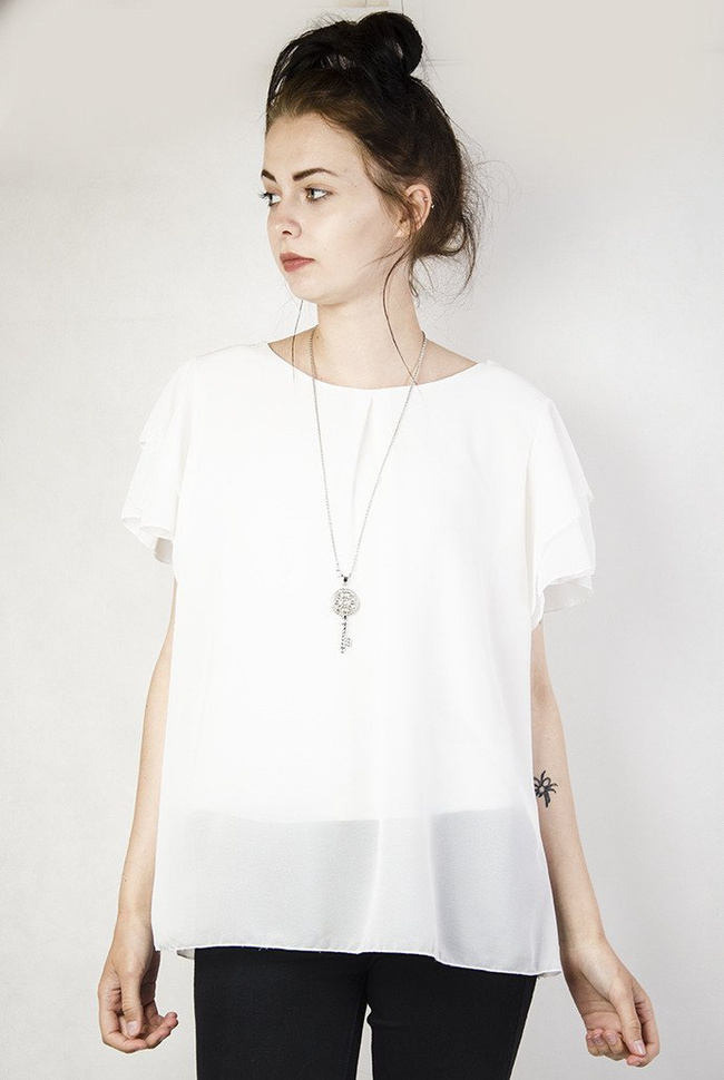 Biała bluzka z falbanami i wisiorkiem