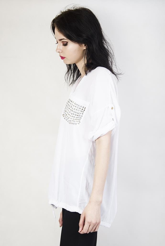 Biała koszula z ćwiekami na kieszonce