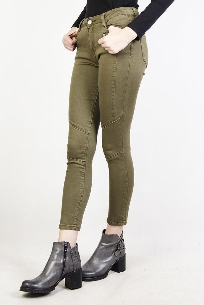 Zielone spodnie rurki jeansowe z zamkami i przeszyciami