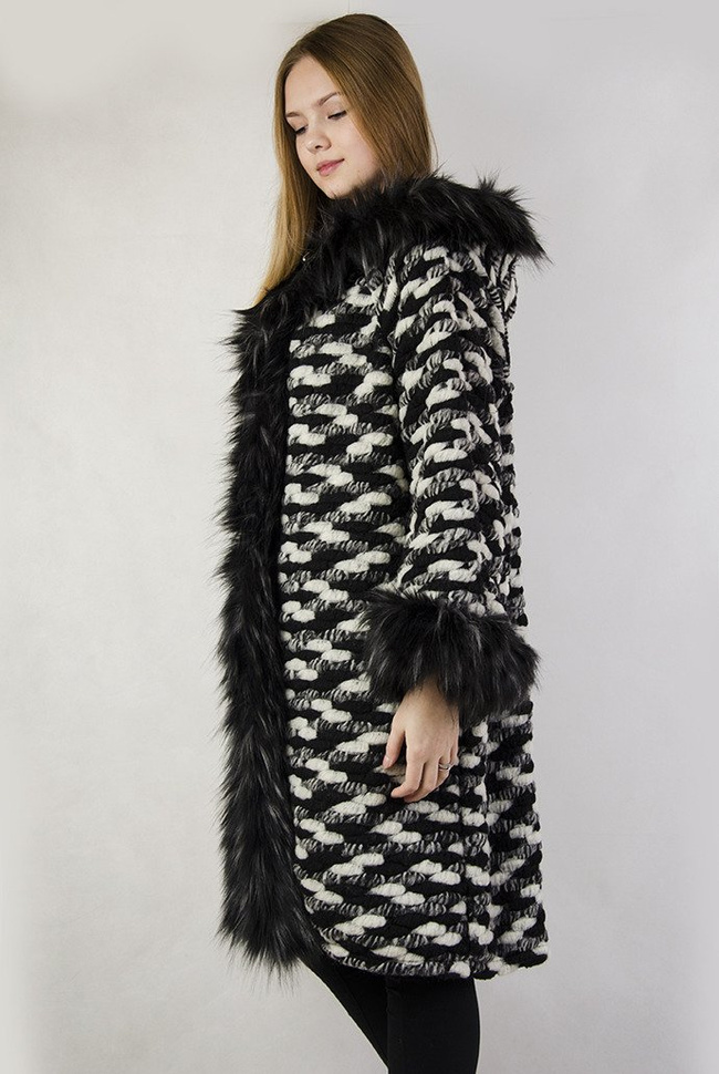 Biało-czarny płaszcz z czarnym futrem