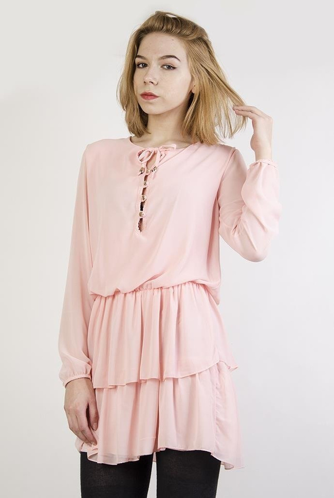 Pudroworóżowa szyfonowa sukienka z wiązaniem i falbanami