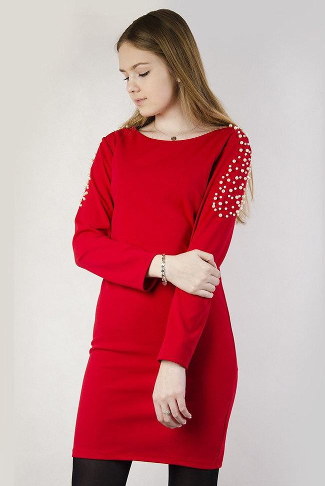Czerwona dopasowana sukienka z perełkami na ramionach