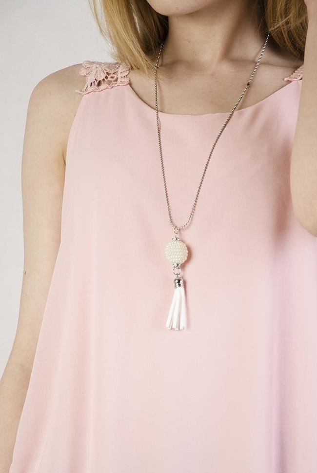 Jasnoróżowa bluzka z ażurowym zdobieniem z tyłu