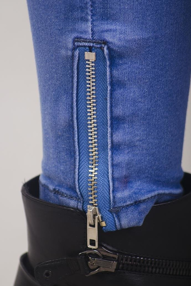 Jasnoniebieskie spodnie jeansowe z zamkami